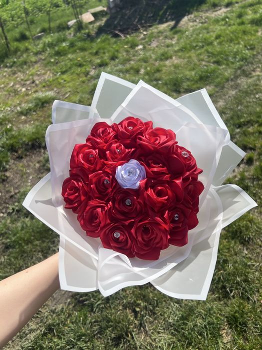Buchet de trandafiri din satin