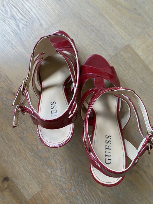 Червени обувки Guess