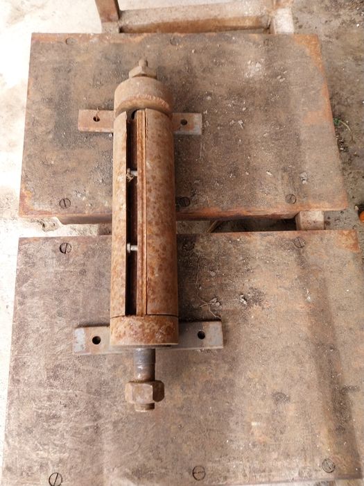 Vând abricht cu trei cuțite de 30 cm,,