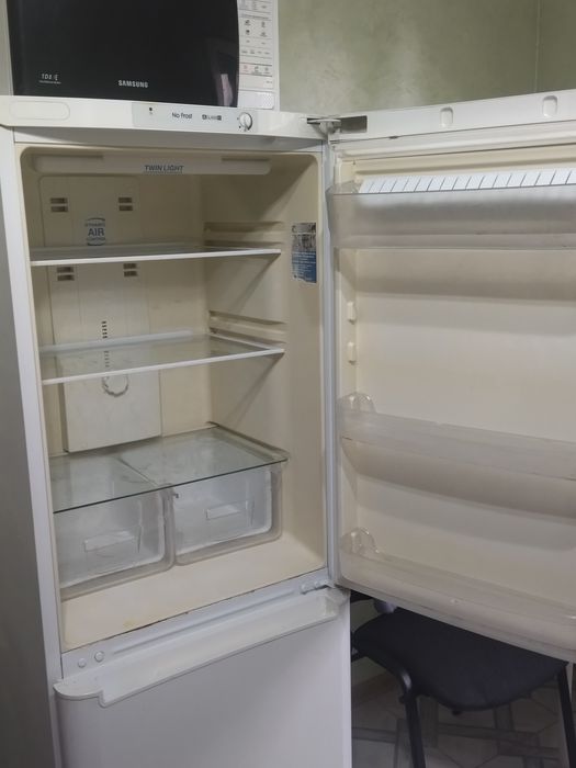 Холодильник индезит продам