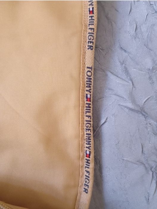 Vând geanta    Tommy       Hilfiger!