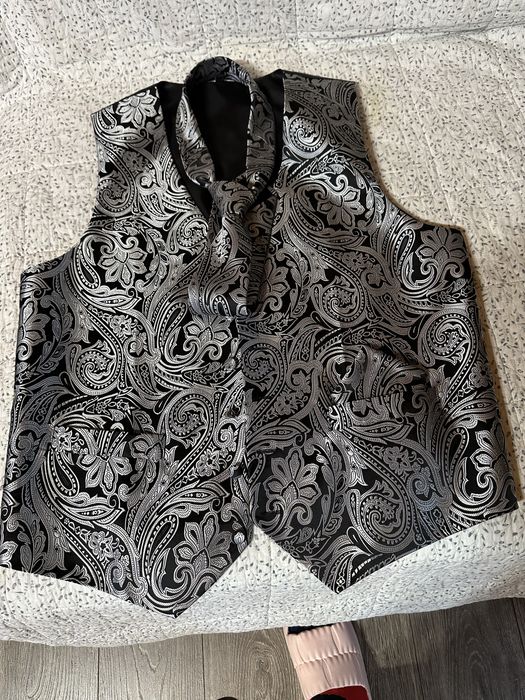 Veste petreceri  cu cravata si batista ,negru argintiu!100setul
