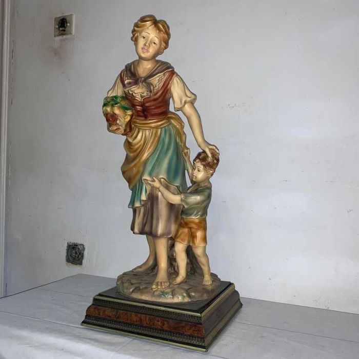 Statuie femeie cu copil