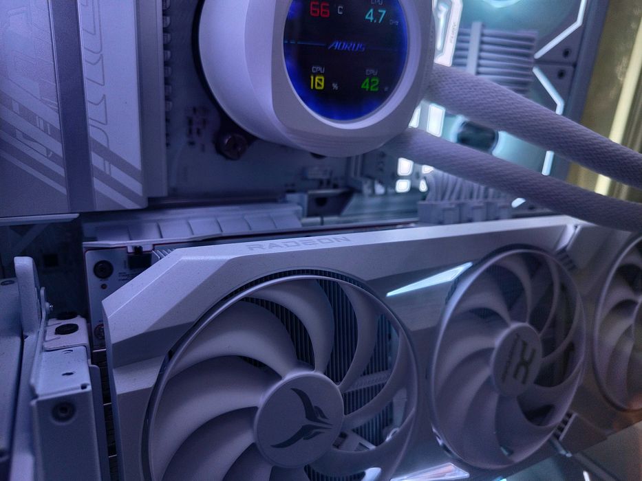 9070XT Red Devil Spectral White 16GB + 3 години гаранция!