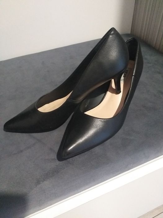 Продам совершенно новые туфли 38 размера