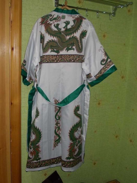 Халат из шёлка ( Таиланд ). Размер 48 - 50. НОВЫЙ.