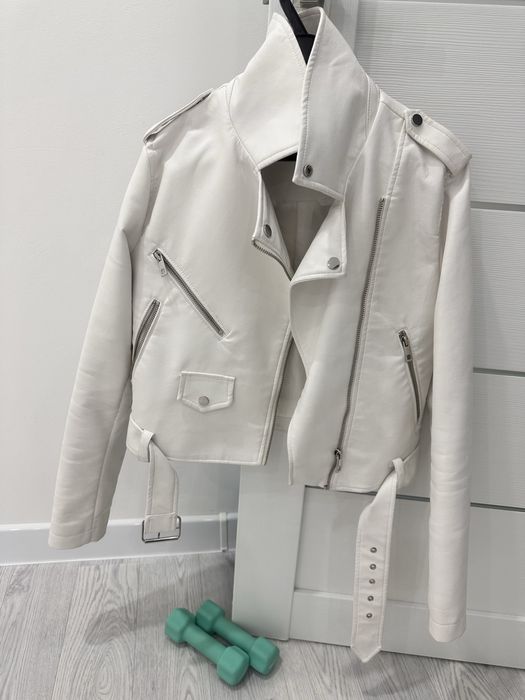 Продам белую куртку размер S