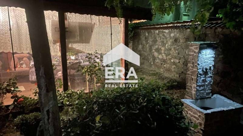 Уникална реновирана каменна къща с двор, гараж, плевня и беседка в се