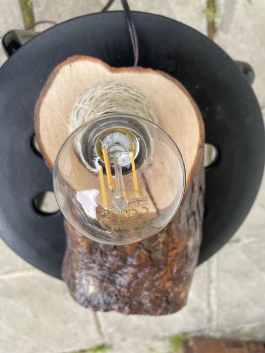 Настолна лампа от дърво