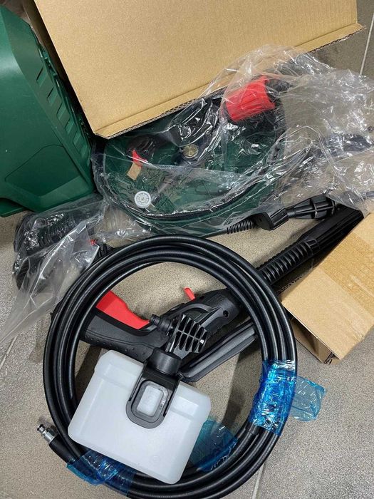 Aparat spalat cu presiune EasyAquatak 120 de la Bosch (1500 W, set pentru uz casnic și auto, 350 litri pe oră, în cutie)