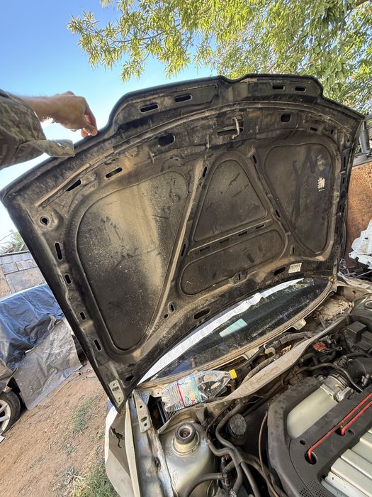 Капот на VW Bora/Jetta mk4