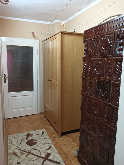 Vând apartament cu 3 camere  în Beiuș central