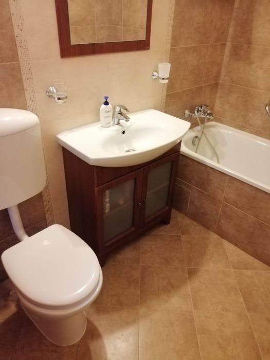 Închiriez casă 3 dormitoare , 3 bai, living ,bucătărie ,dressing!