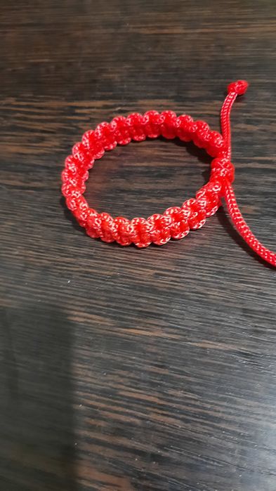 Красный браслет-оберег