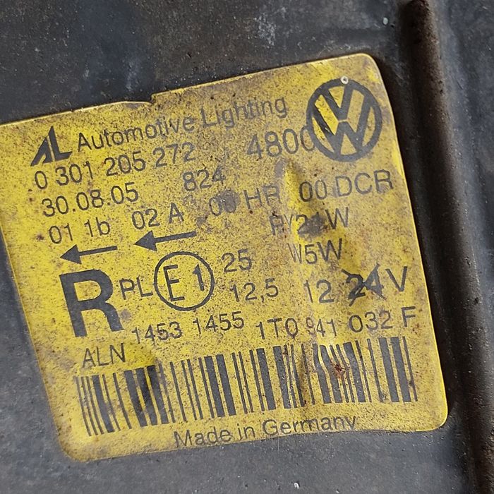 Far stanga dreapta Volkwagen Touran nonfacelift cu lupa si Xenon volan stanga
