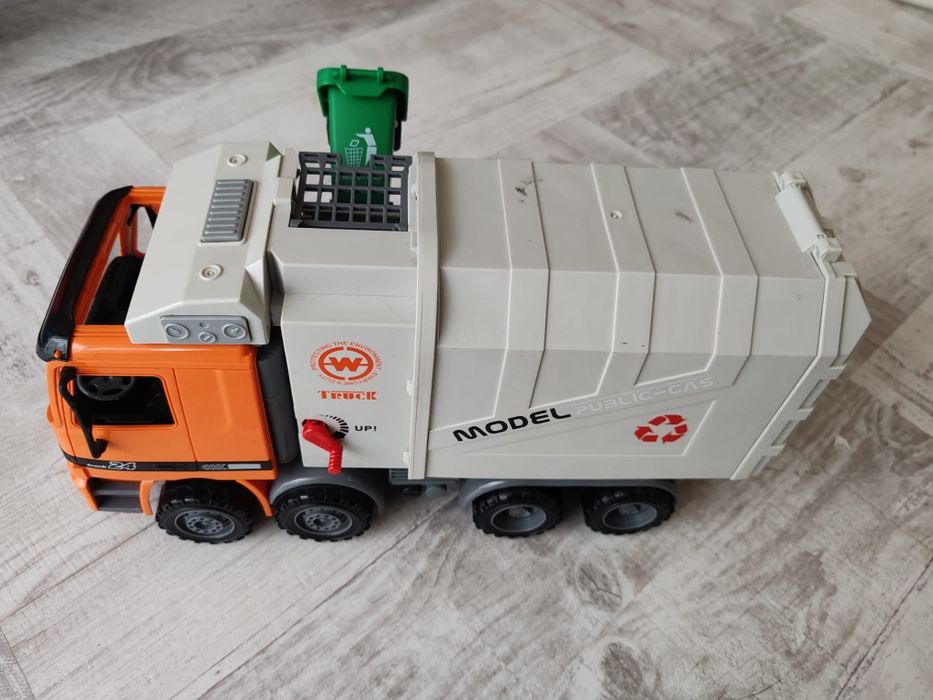 Детска играчка - боклукчийски камион