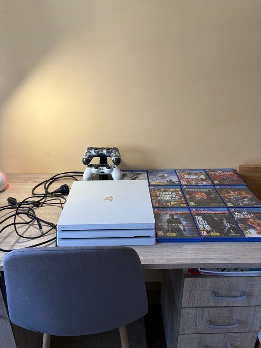 ДОГОВАРЯЕМ  PS4 Pro Glacier White 1 TB + 2 оригинални DualShock4 контролера със зареждаща стойка, игри по желание