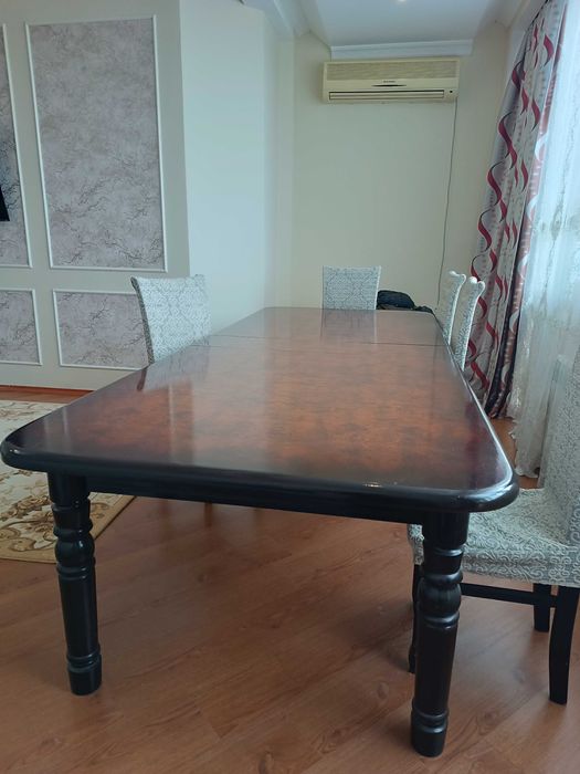 Стол большой для гостей