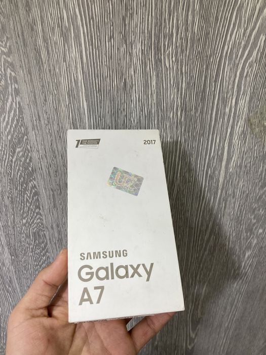 Samsung A7 17 32GB.   .