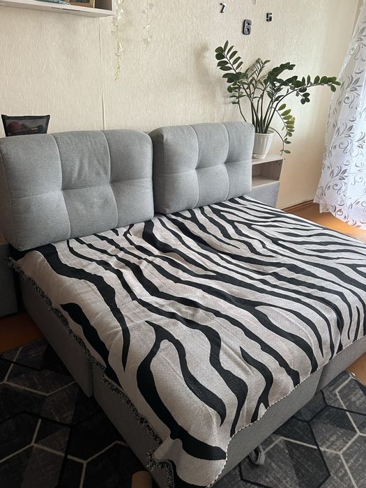 Продам стол пенал,стол кухонный,тубаретки 4  шт  все под цвет.