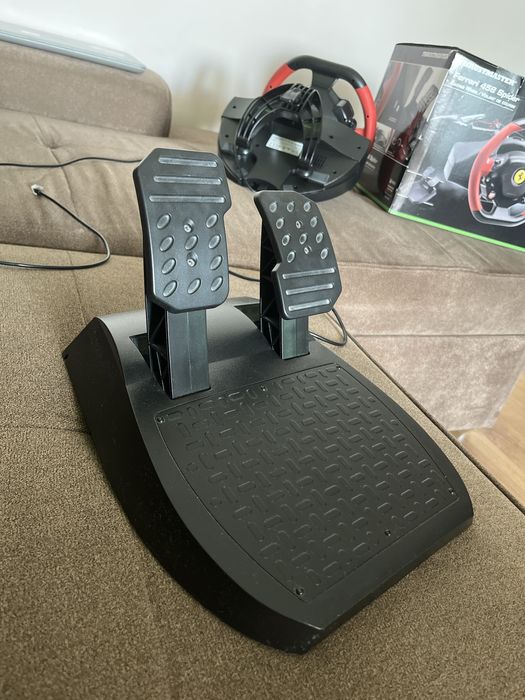 Волан и педали Thrustmaster Ferrari 458