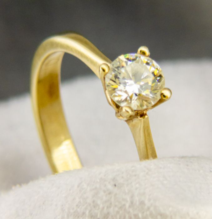 Дамски златен пръстен с брилянт - елегантен и луксозен