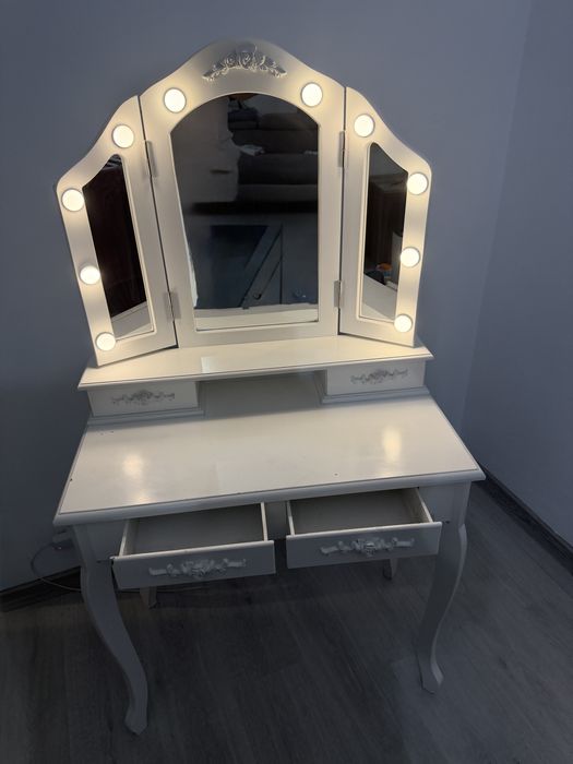 Masă make-up cu led