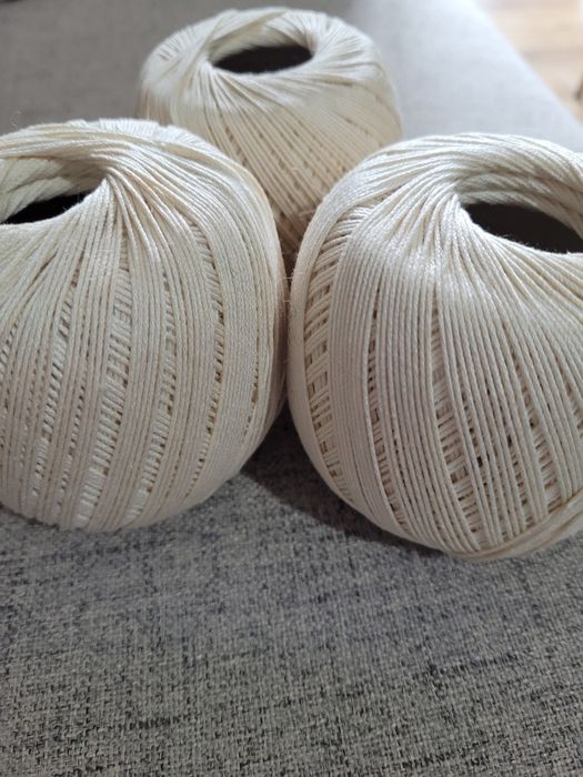 Три кълбета Прежда  цвят  екрю,  лен