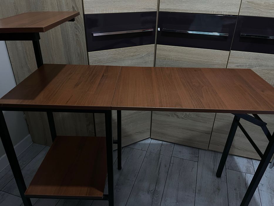 Компьютерный стол с полками в хорошем состоянии