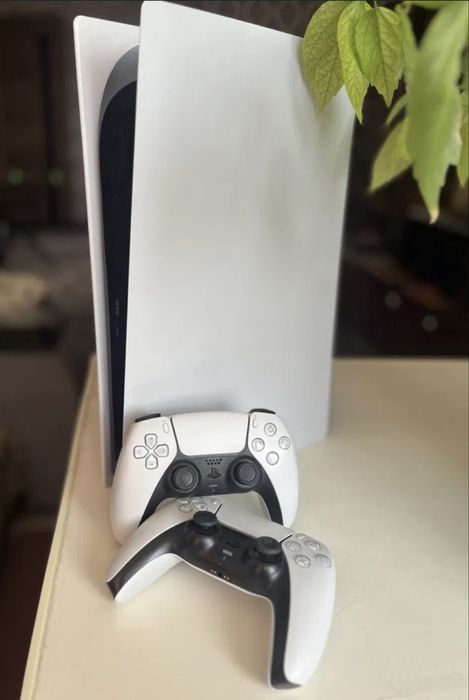 Playstation 5 с двумя джойстиками