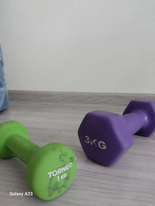 Гантель 3кг. Цена 3999тг. В подарок гантель 2кг