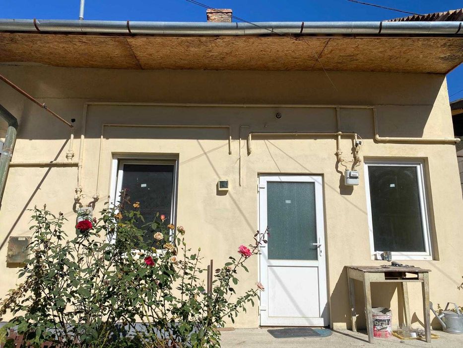Casă cu o cameră în curte comună