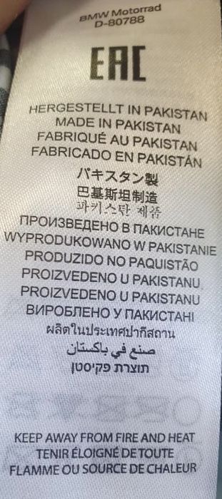 Яке BMW Motorrad, цвят тъмно син почти черен.