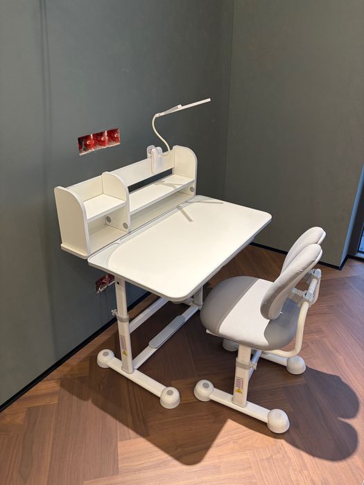 Школьная парта в отличном состоянии