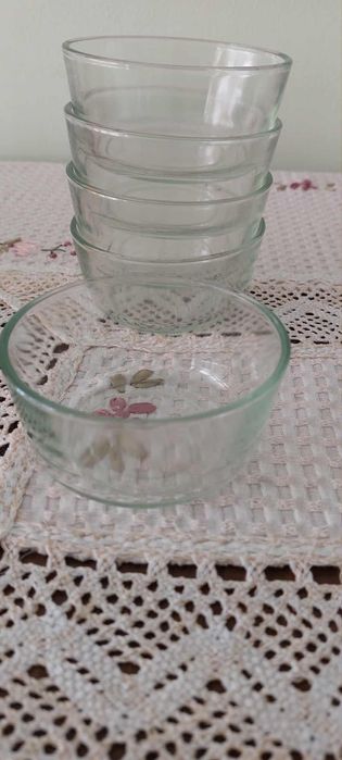 Продавам различни комплекти чаши