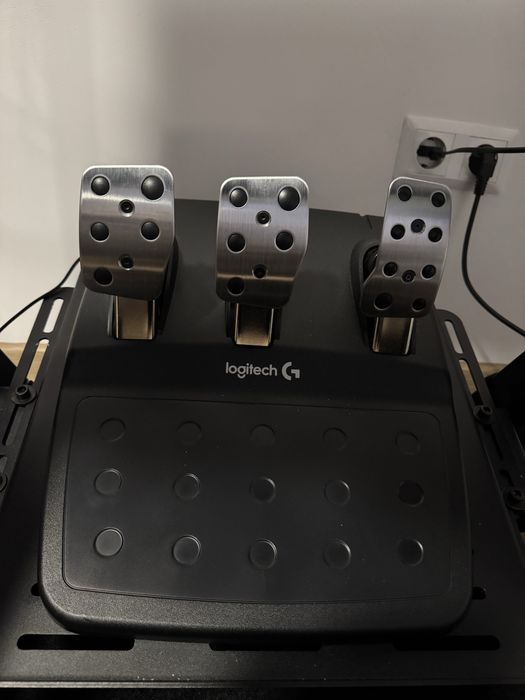 Logitech G920 cu pedale și schimbător, stare foarte bună, puținfolosit