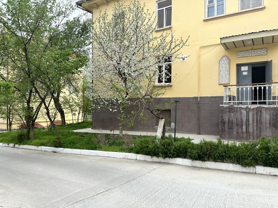 Продаётся  2-комнатная квартира на дворце г. Чирчик