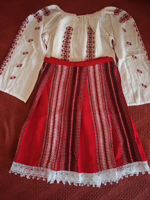 Costumul popular Moldovenesc, ie cusută manual