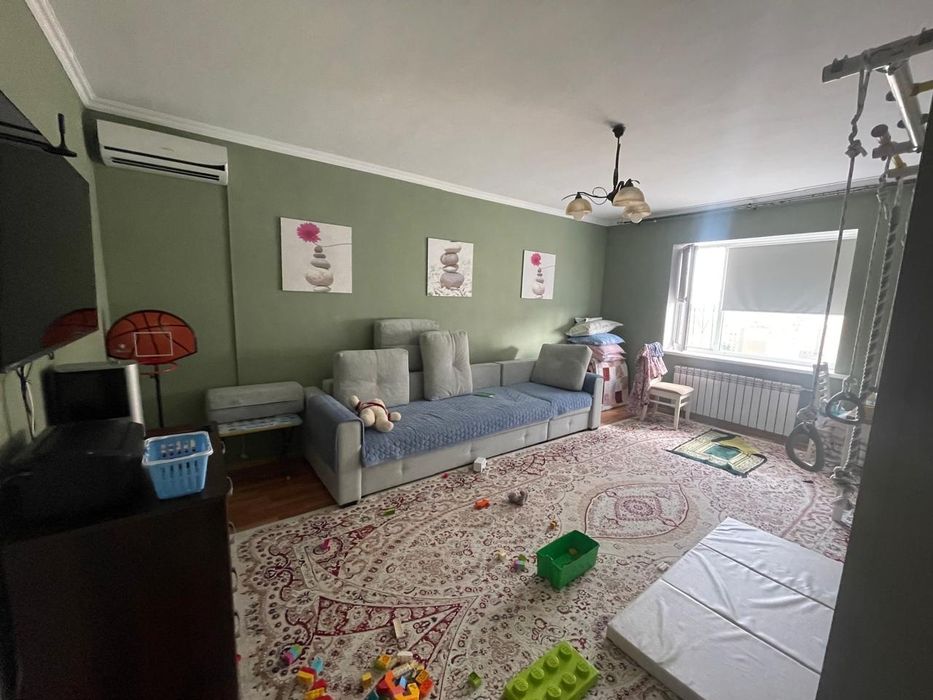 Продам 2-х комнатную квартиру с паркингом и с кладовкой.