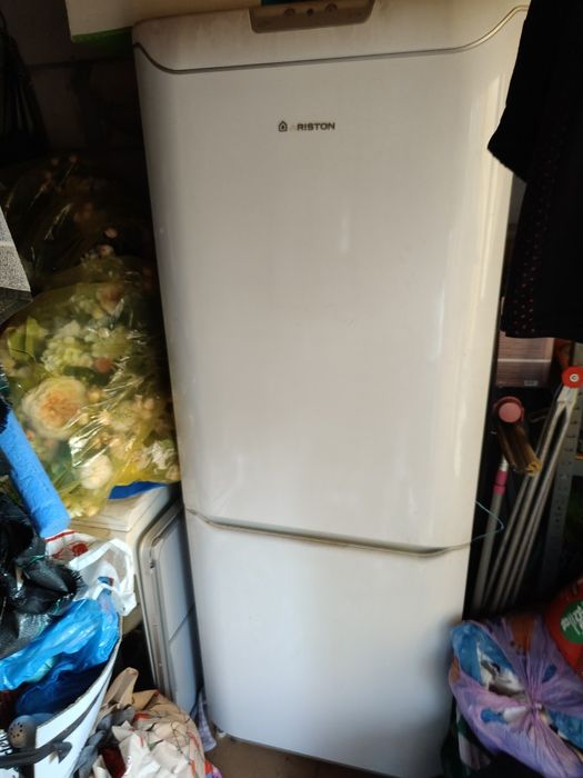 Frigider Ariston defect