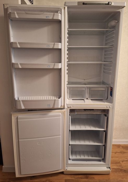 Продам холодильник Indesit