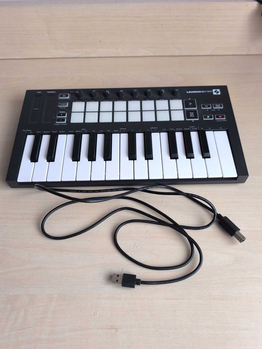 Vând claviatură MIDI Novation Launchkey mini MK3