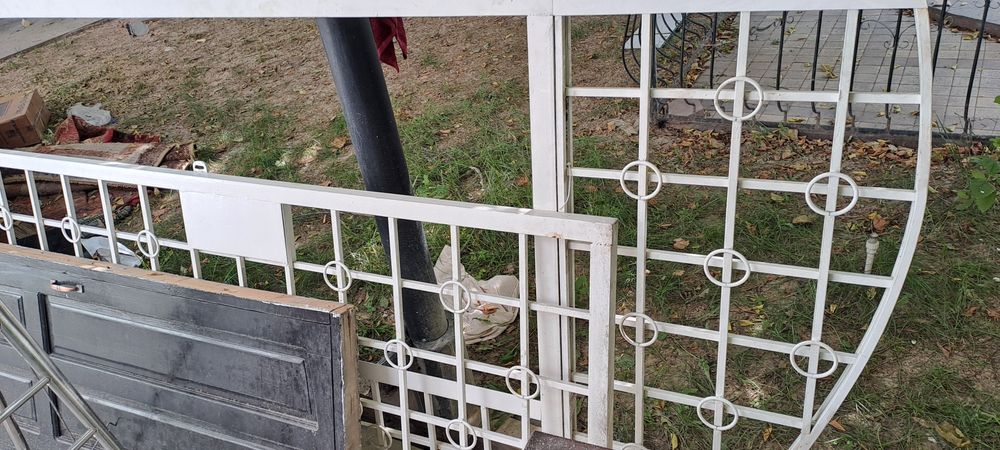 Продаётся железная дверь решётка из толстого железа и деревянные двери