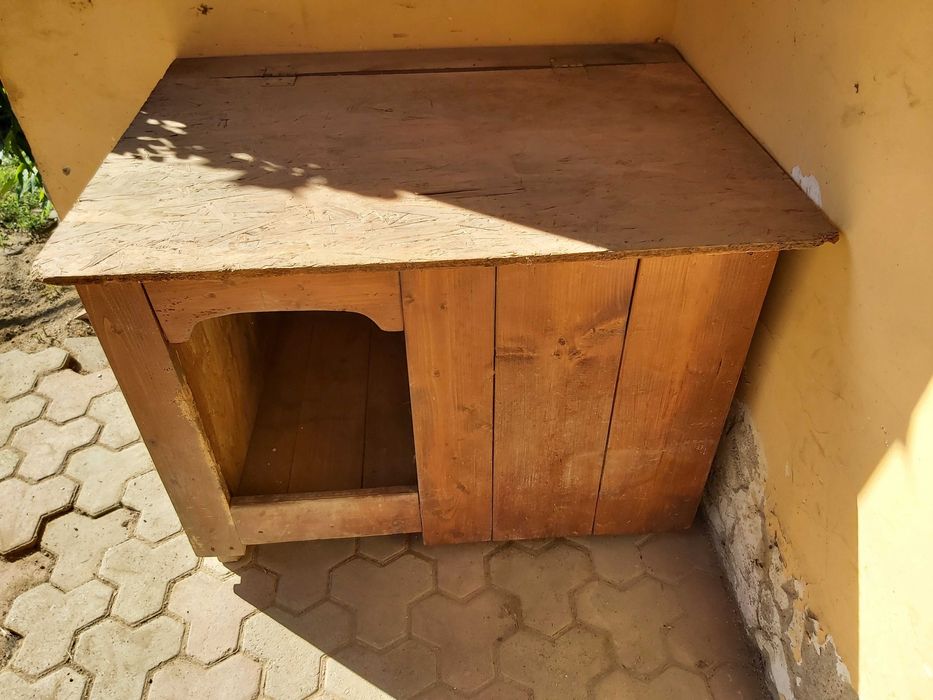 Vând cușcă câini termoizolată + un sac de 10 kg hrană uscate Bellosano.