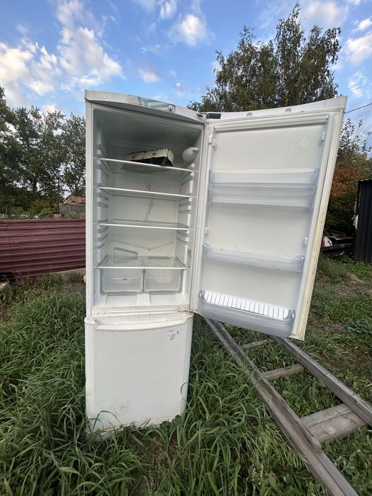Продам холодильник не работает