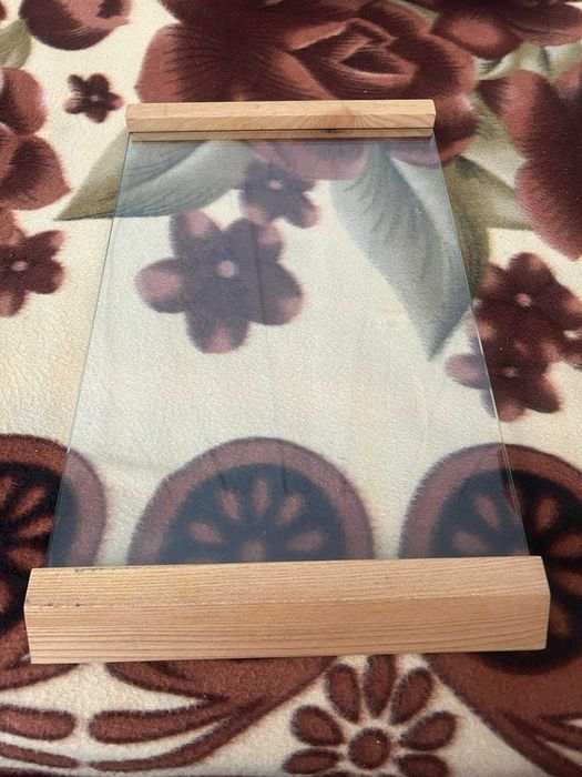 поднос от стъкло и дърво