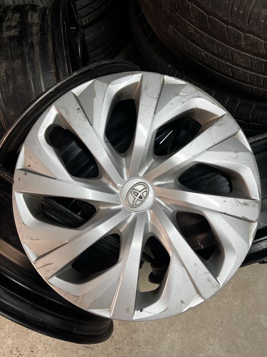 Оригинальный 1 колпак на Toyota Corolla E180