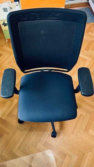 Въртящ стол за офиса или вкъщи