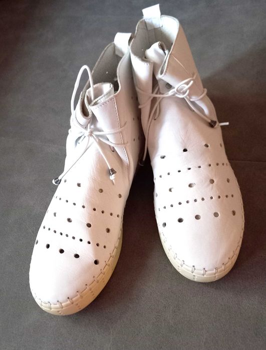 Български кожени ботички с перфорации и връзки – № 39 (чисто нови)