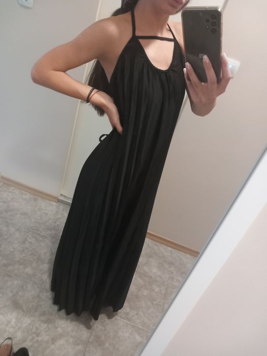 Черна рокля с гол гръб